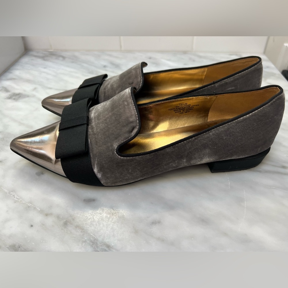 Nine West Silver Pointed Toe Velvet Loafers with Bow Size 10.5